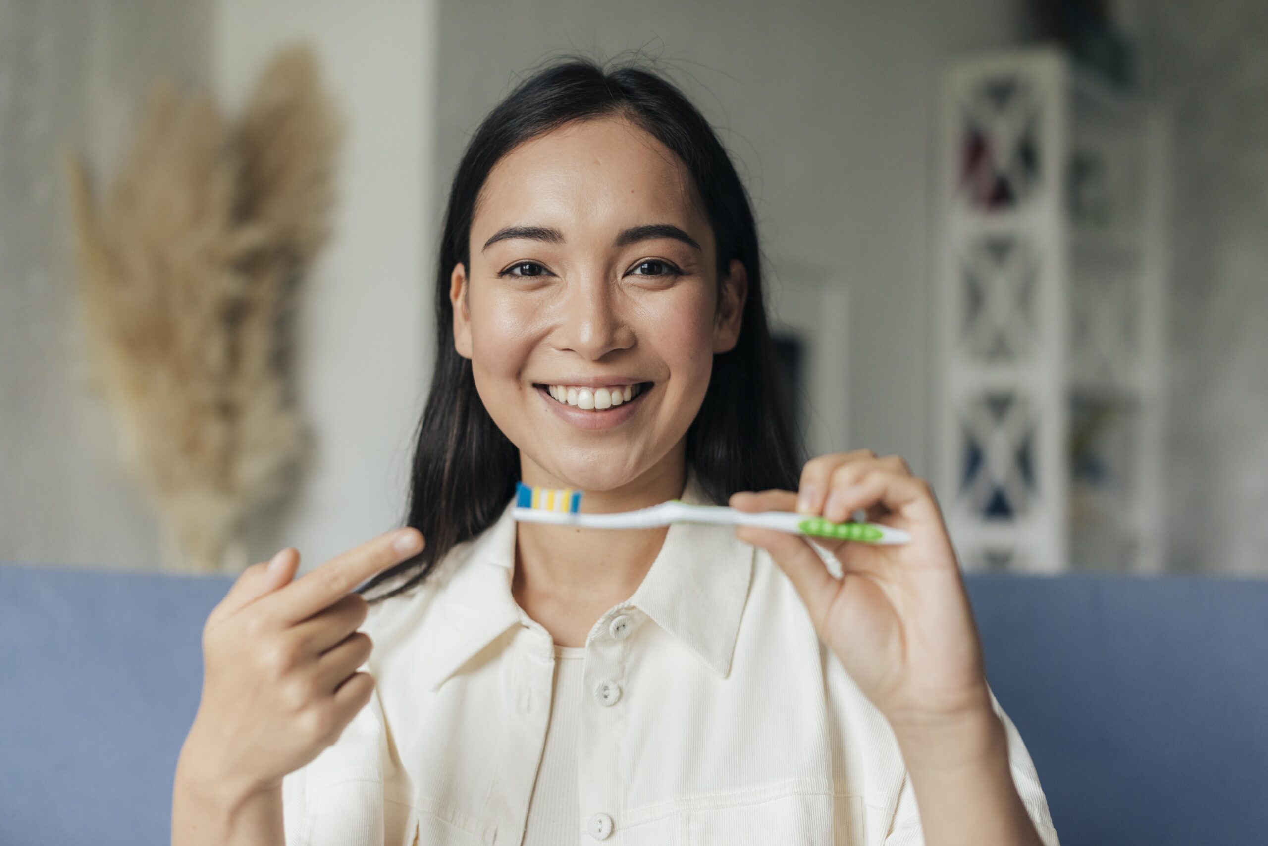 Wanita tersenyum percaya diri setelah implan gigi All-on-4 di ODA Dental Clinic Jakarta Utara