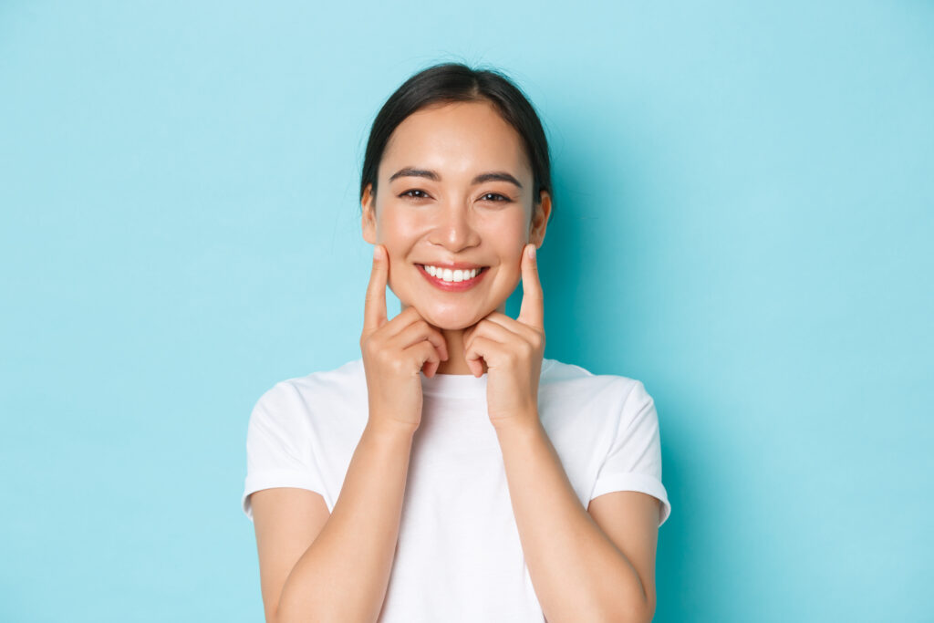 Senyum cantik pasien setelah perawatan veneer gigi di Oda Dental Clinic