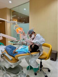 drg. Oda Osman Leki merawat pasien implan gigi di ODA Dental Clinic Kelapa Gading Jakarta Utara