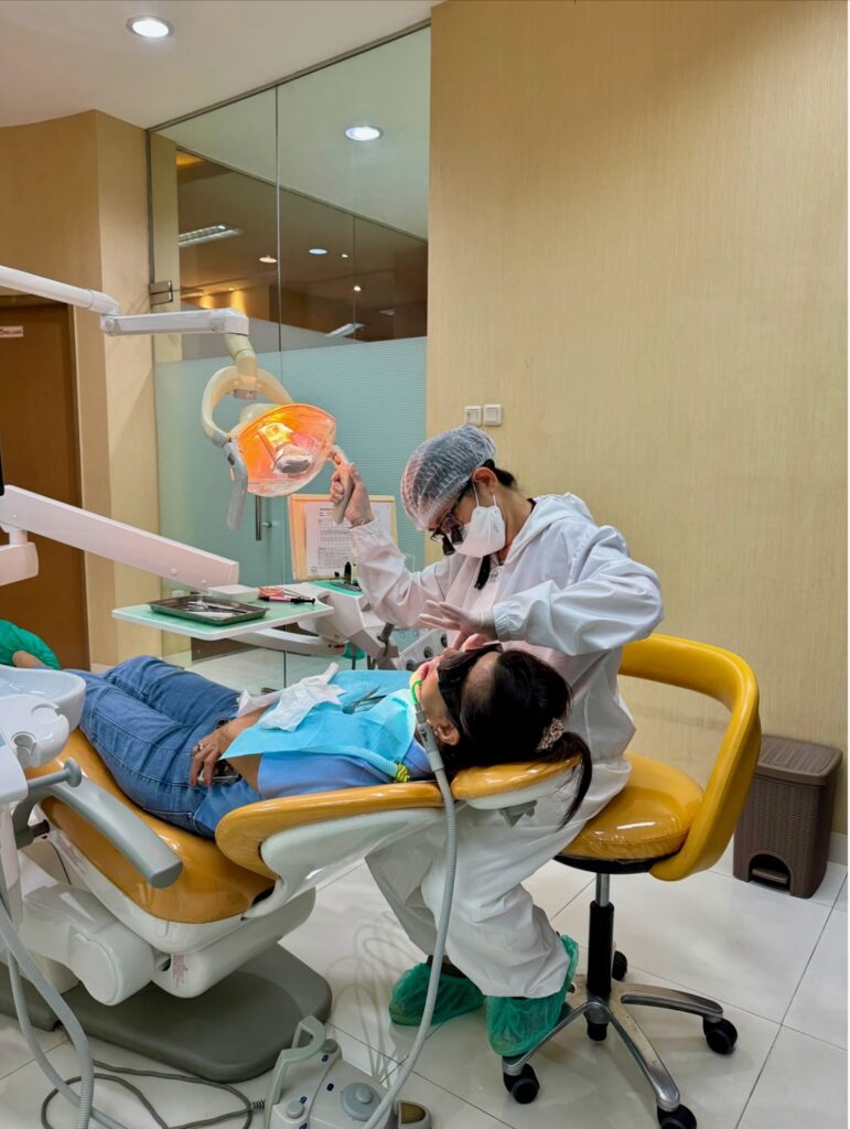 drg. Oda Osman Leki merawat pasien implan gigi di ODA Dental Clinic Kelapa Gading Jakarta Utara