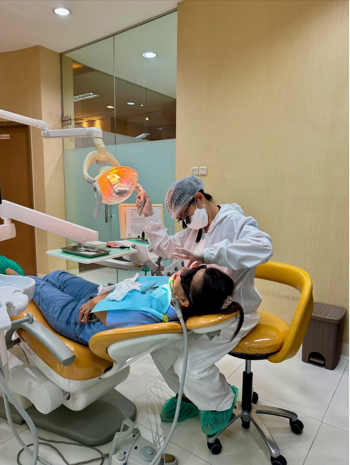 drg. Oda Osman Leki merawat pasien implan gigi di ODA Dental Clinic Kelapa Gading Jakarta Utara